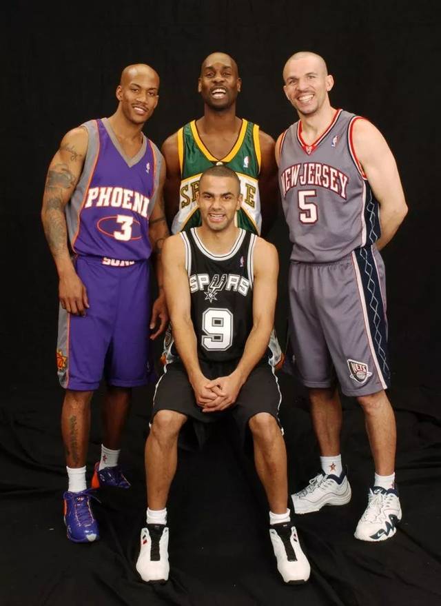 郭艾伦签约 郭艾伦签约